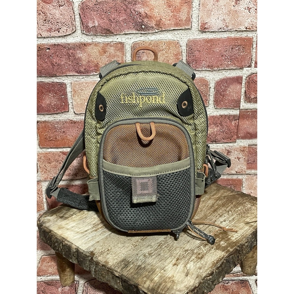 FISHPOND SAN JUAN VERTICAL CHEST PACK SAND / SADDLE BROWN COLOR